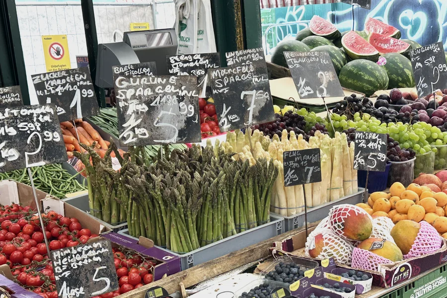 Naschmarkt in Wien Marktstand mit Gemüse und Obst auf dem Naschmarkt in Wien