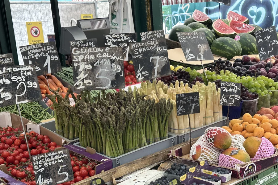 Marktstand mit Gemüse und Obst auf dem Naschmarkt in Wien